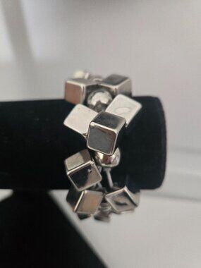 Light Metal Square & Spheres Stretch Bracelet